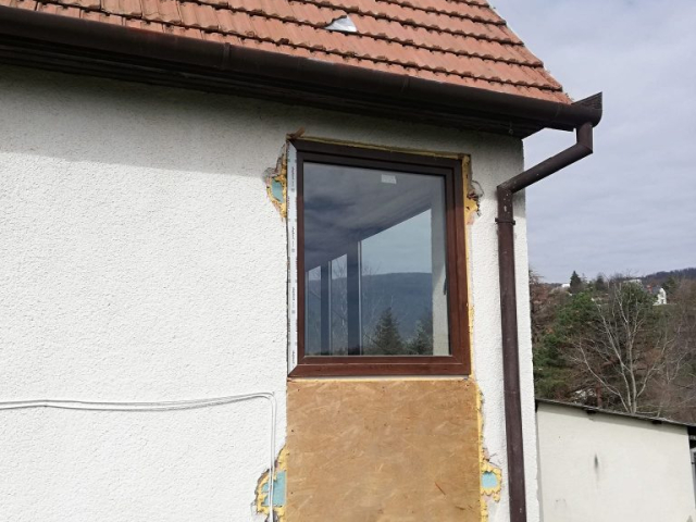 Műanyag nyílászáró diófóliás erkélyajtóval és hőszigetelt üvegezéssel Pécsen – RID Solutions Kft.