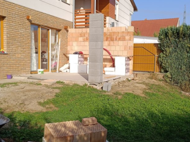 Télikert építése Pécsen diófóliás műanyag nyílászárókkal, hőszigetelt üveg toló-bukó ajtóval és üvegtetővel, RID Solutions Kft. kivitelezés.