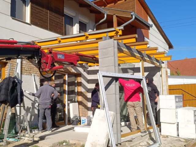 Télikert építése Pécsen diófóliás műanyag nyílászárókkal, hőszigetelt üveg toló-bukó ajtóval és üvegtetővel, RID Solutions Kft. kivitelezés.