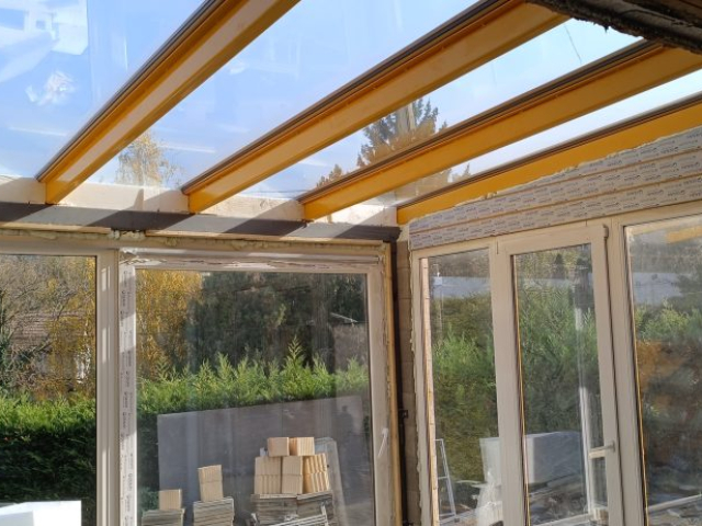 Télikert építése Pécsen diófóliás műanyag nyílászárókkal, hőszigetelt üveg toló-bukó ajtóval és üvegtetővel, RID Solutions Kft. kivitelezés.